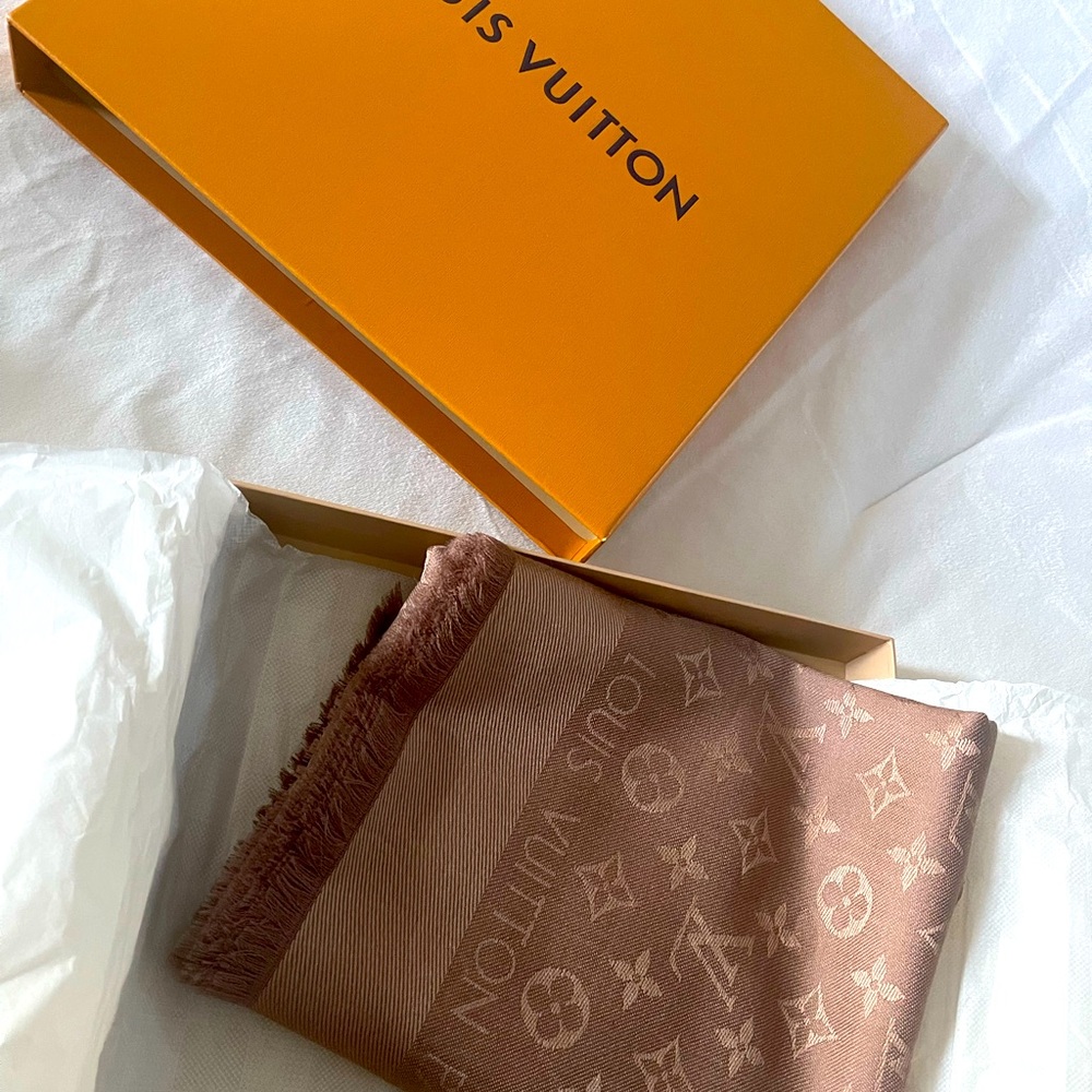 New scarf with tags and brand warranty
